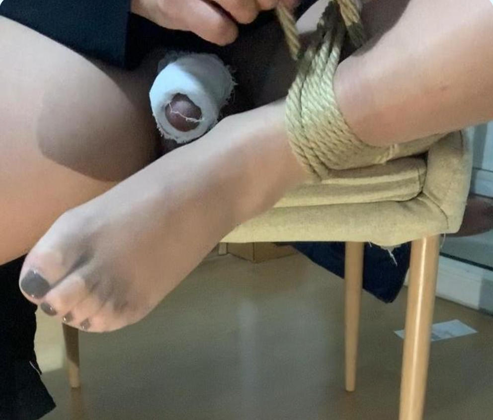 左腿折绑13小时后的瘫软状态｜无法站立与持续腿抖的极限SM记录