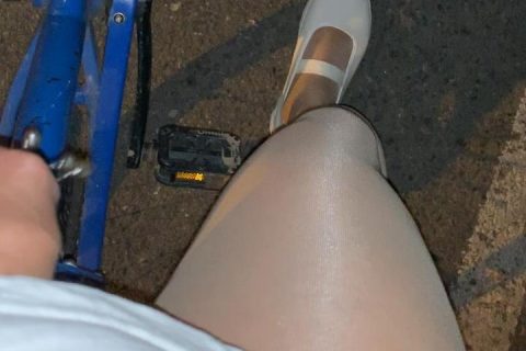 丝袜舞蹈鞋裸体骑共享单车与包皮穿孔铃铛 / Nude bike ride in stockings and dance shoes with foreskin piercing bells