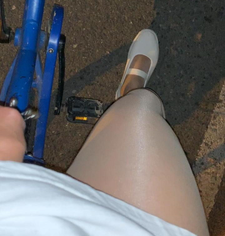 丝袜舞蹈鞋裸体骑共享单车｜包皮穿孔铃铛的户外露出记录