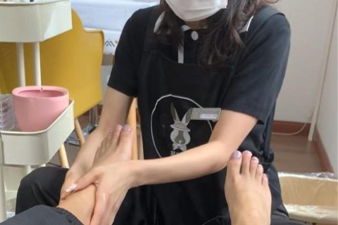 脚部美甲护理与按摩放松体验 / Toenail care and relaxing foot massage experience