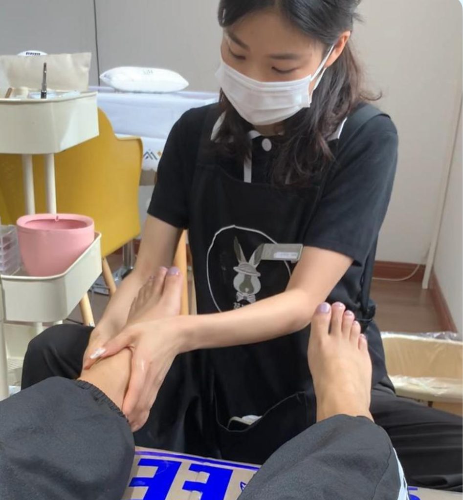 美甲与足部护理体验｜美女技师为双脚按摩放松记录