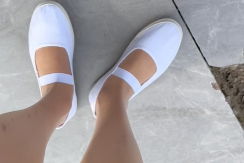 白色舞蹈鞋搭配丝袜旅行穿搭 / White dance shoes with stockings travel outfit